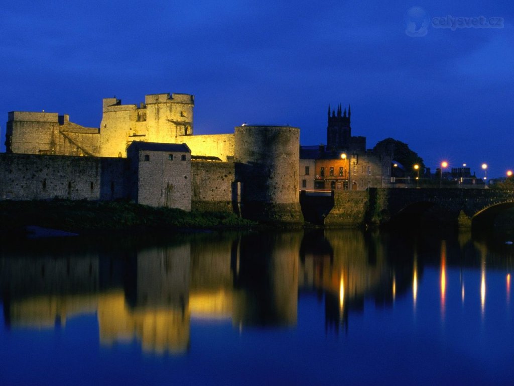 Foto: King Johns Castle Reflected In The River Shannon, Limerick, Ireland