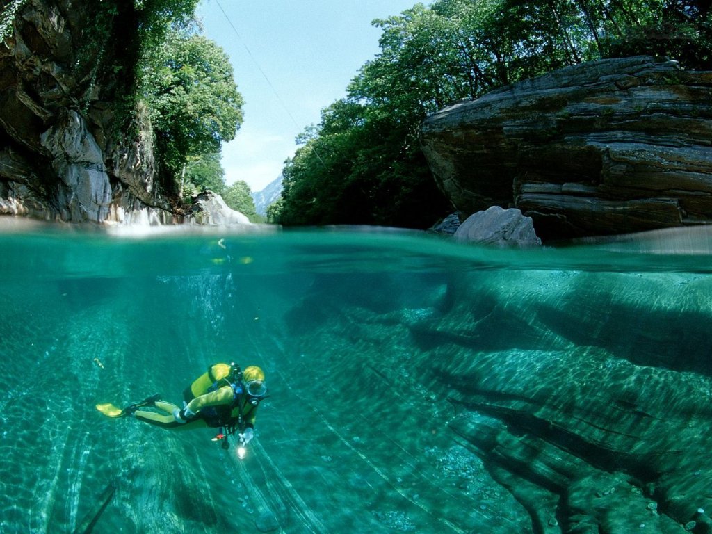 Foto: Scuba Diving In A Freshwater River, Verzasca Valley, Switzerland