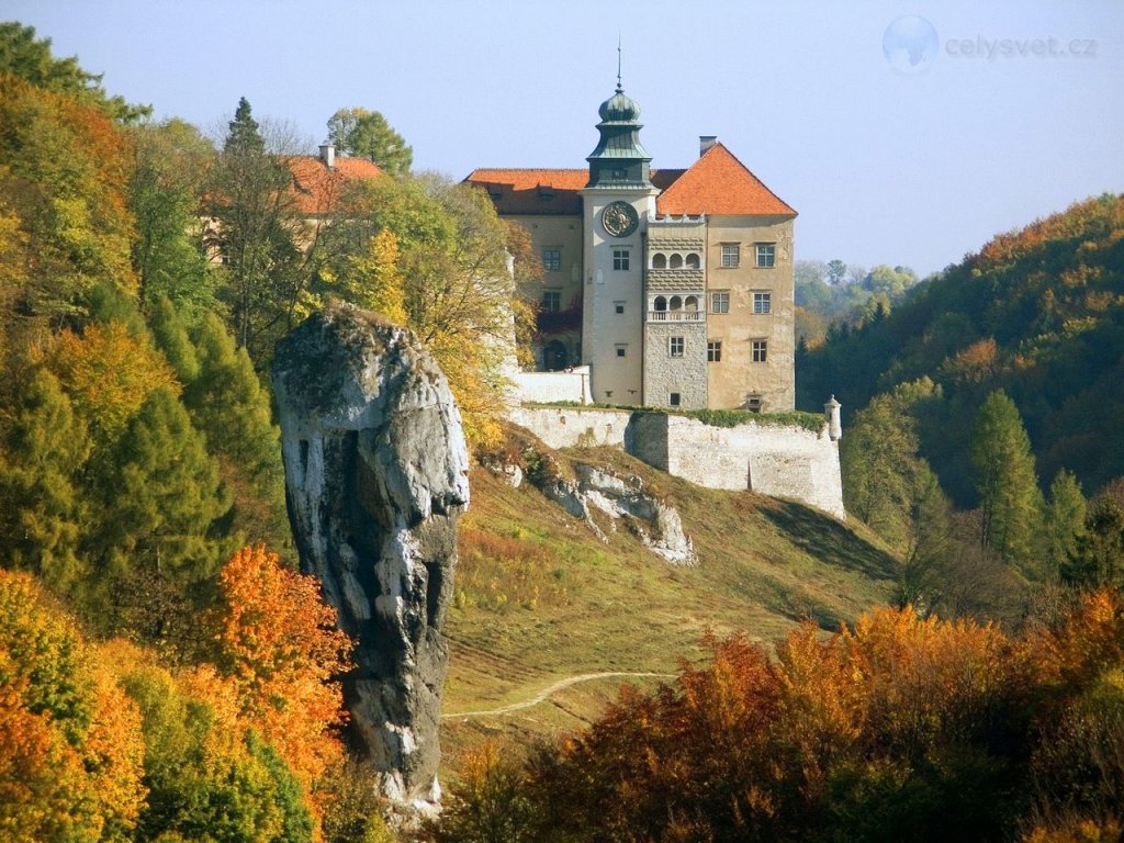 Foto: Hercules Club Rock And Pieskowa Skala Castle, Ojcow National Park, Poland