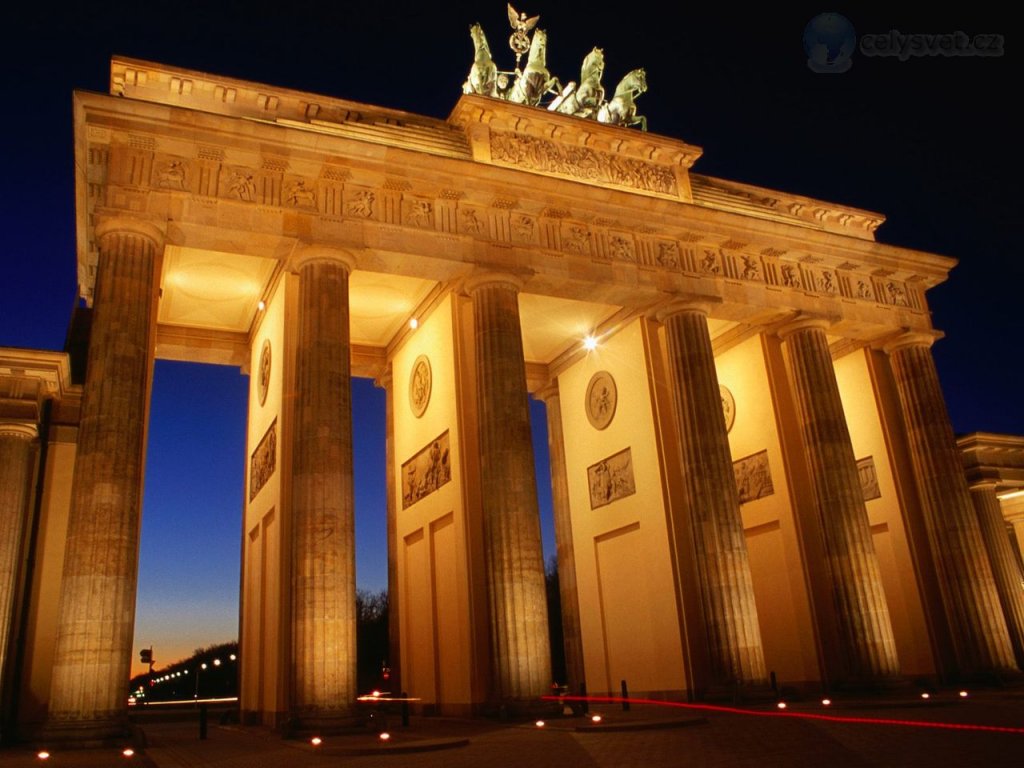 Foto: Brandenburg Gate At Dusk, Berlin, Germany