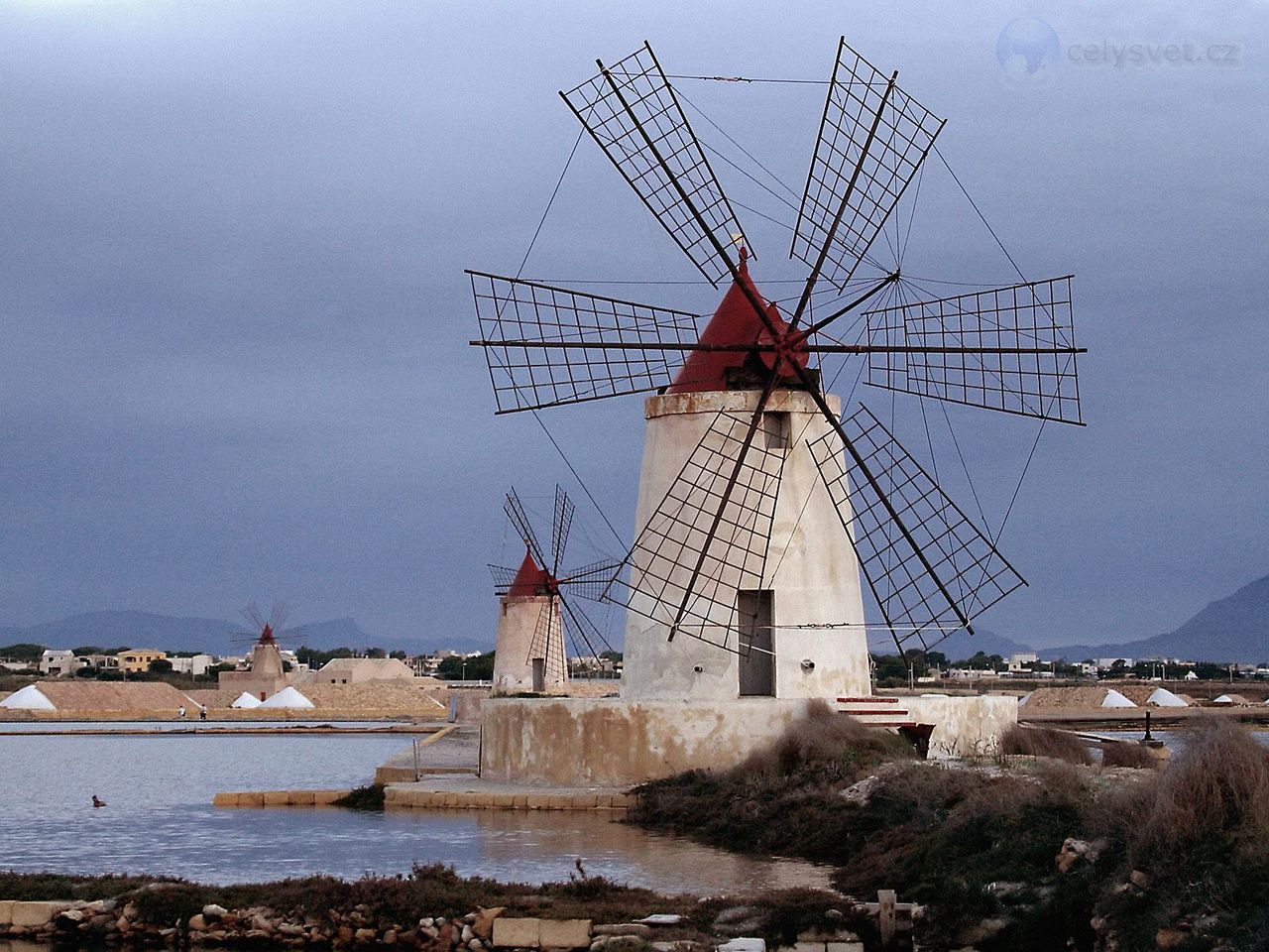 Foto: Windmills At Infersa Salt Pans, Marsala, Sicily, Italy