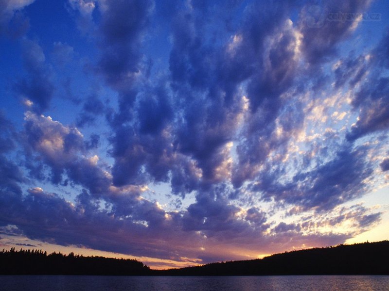 Foto: Dramatic Sunset Over Blue Lake, Manitoba, Canada